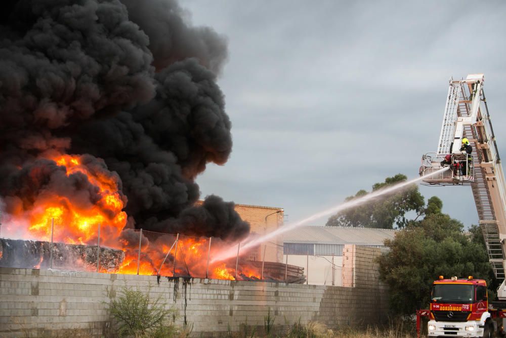 Más de una veintena de bomberos trabajaban anoche para sofocar el complicado incendio.