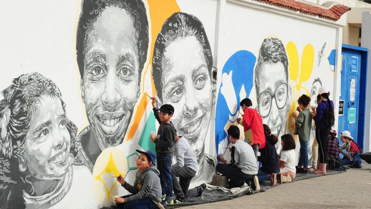 Algunos de los niños que participaron en la finalización del mural.   |  GAEL FARANO