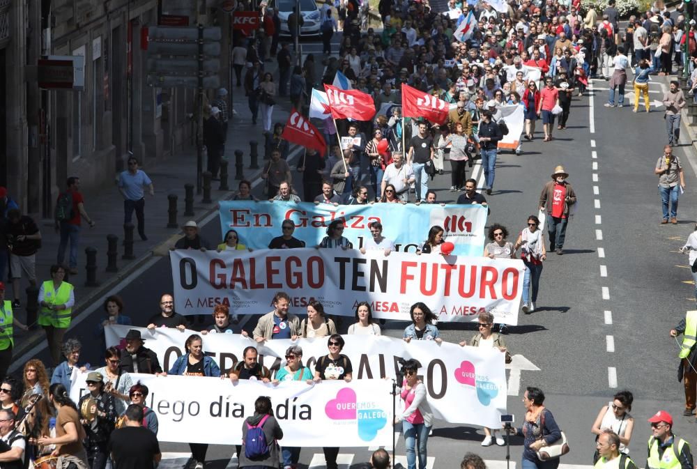 Milleiros de persoas reivindican o galego // X. Álvarez