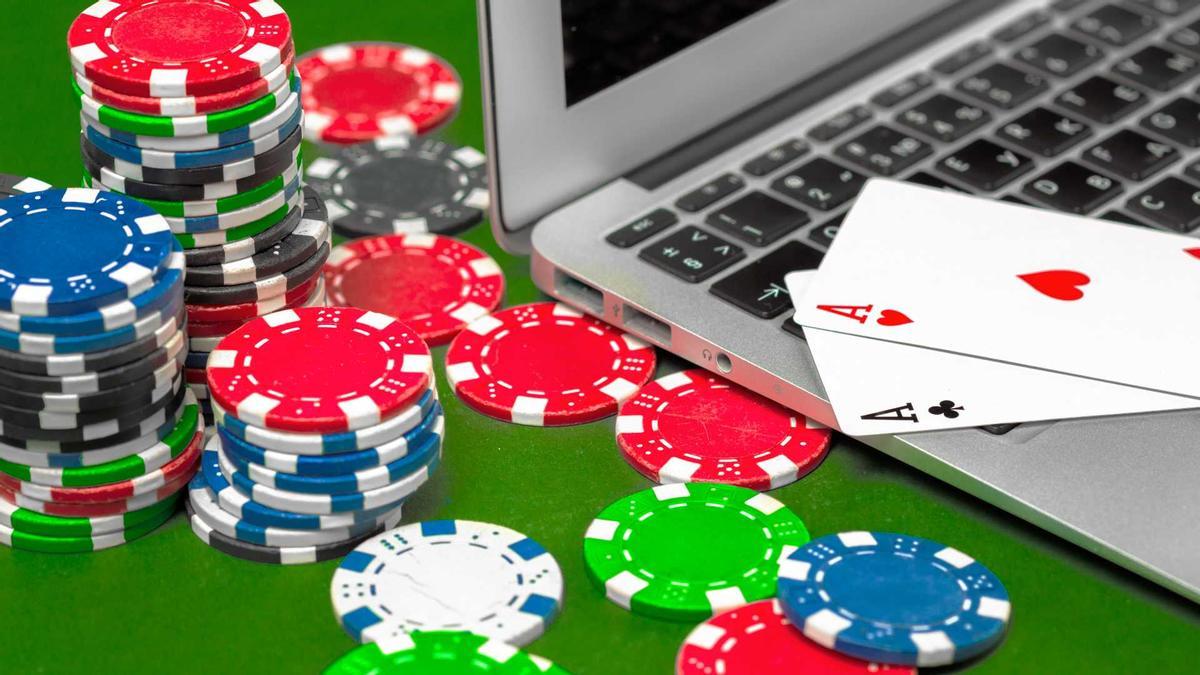 Les apostes esportives o els casinos, cada cop més presents en la vida dels menors de 25 anys.