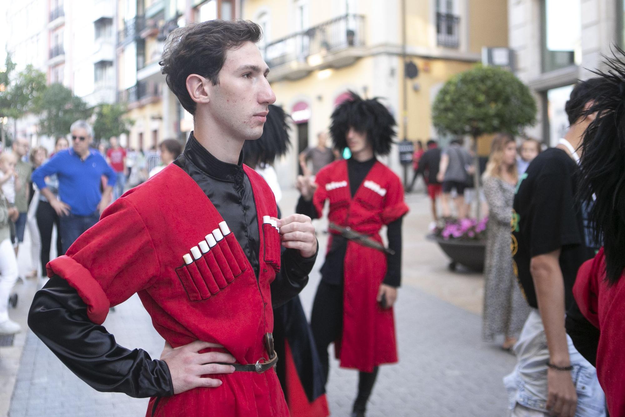 El festival de música y danzas populares llena las calles de Avilés de color