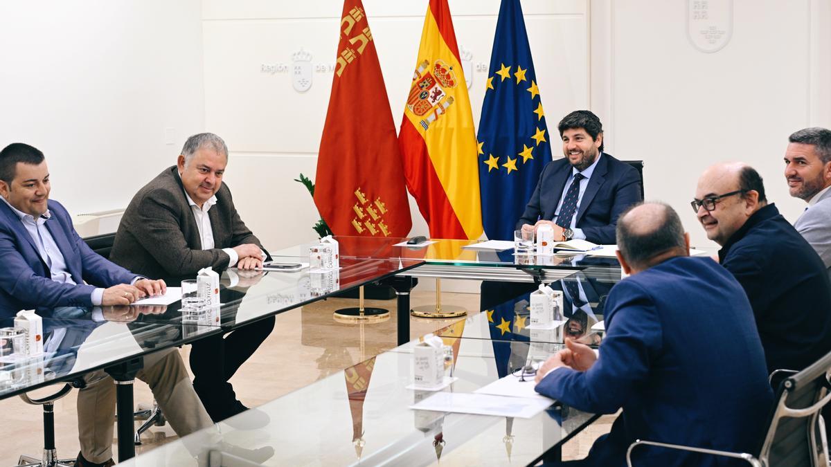 Reunión en San Esteban por el recurso al plan del Tajo, este miércoles.