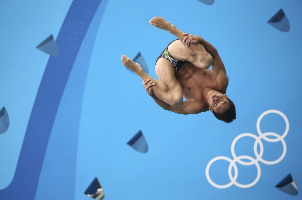 El chino He Chao salta desde el trampolín.