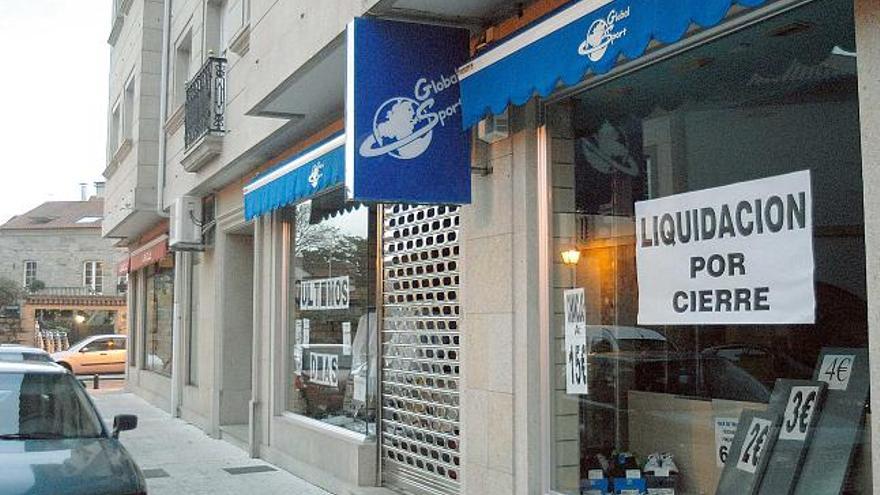 Tienda de deportes que el detenido, Roberto Leiro Santos, cierra en Cambados