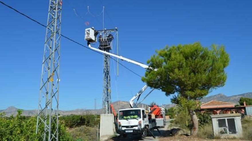 Una imagen de la colocación de las anillas de colores para señalizar los transformadores y para proteger el cableado energizado.