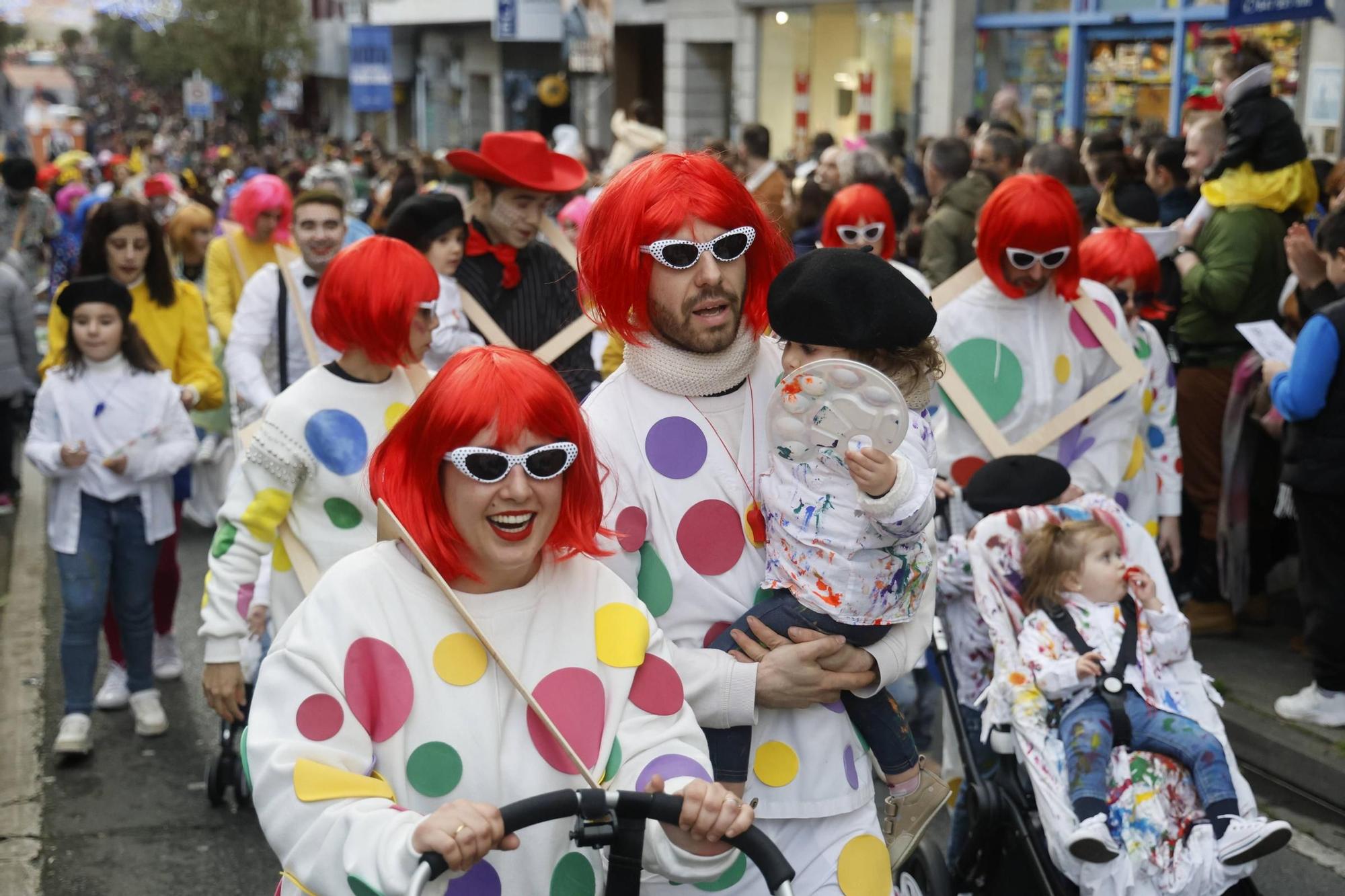 Santiago disfruta del tradicional desfile de martes de Entroido