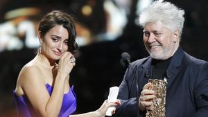 undefined42372087 spanish actress penelope cruz  left  reacts as she receives 180303091139