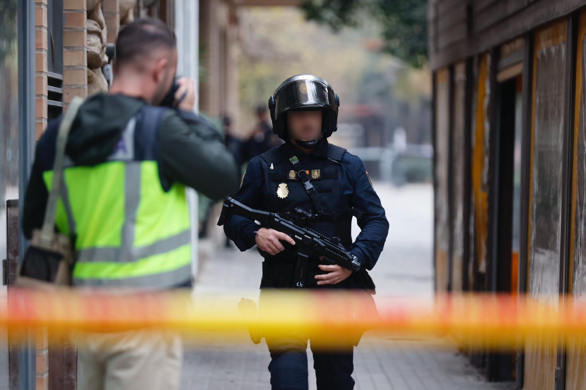 Un hombre se atrinchera armado en su vivienda en el barrio de Benimaclet