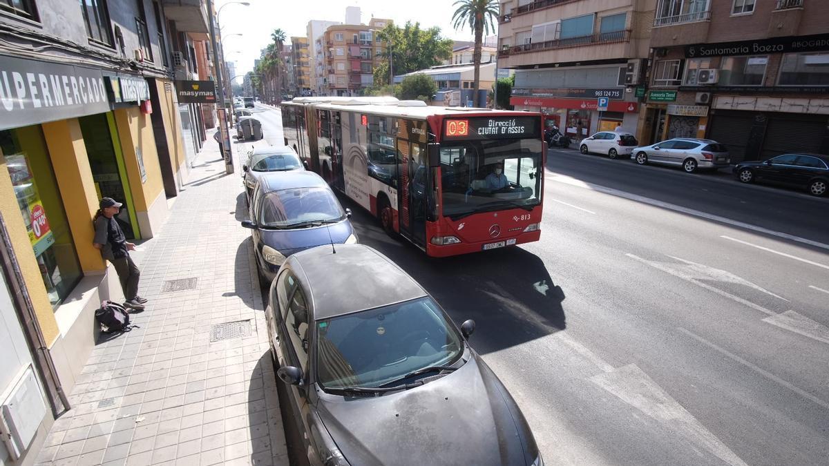 Situación actual, con una banda de aparcamiento entre la acera y la zona de tránsito