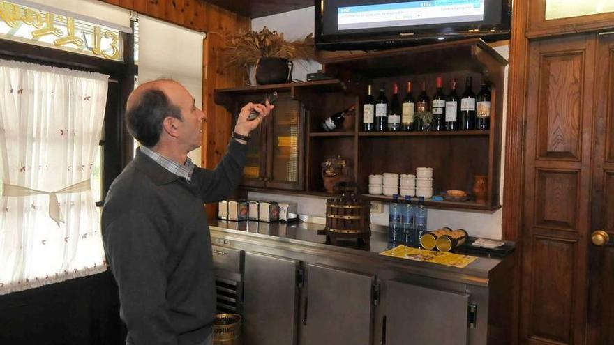 El hostelero José Barbaso, sin señal en la televisión de su restaurante.