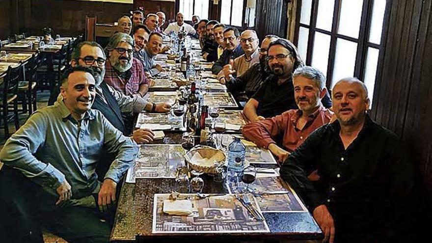 Manolo Cortés (al fondo en la foto) presidió la comida de agentes judiciales.