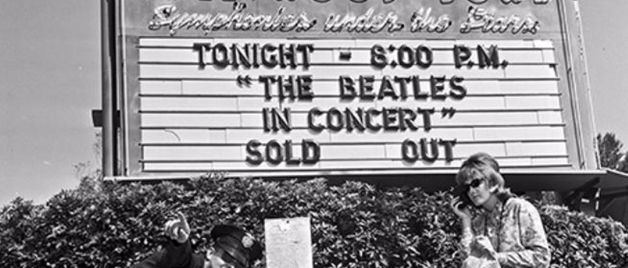 Fans ante un cartel de la actuación en el Hollywood Bowl.