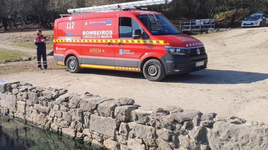 Los bomberos y la Guardia Civil junto s las termas romanas de Bande.