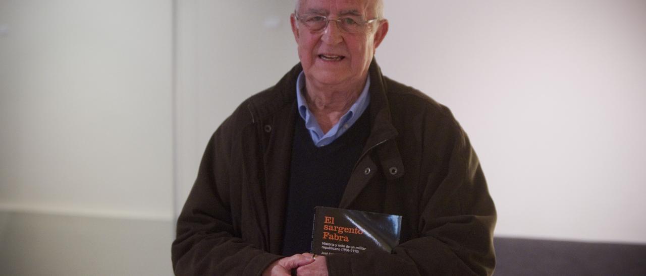 José Antonio Vidal Castaño amb el seu llibre &#039;El sargento Fabra. Historia y mito de un militar republicano&#039;.