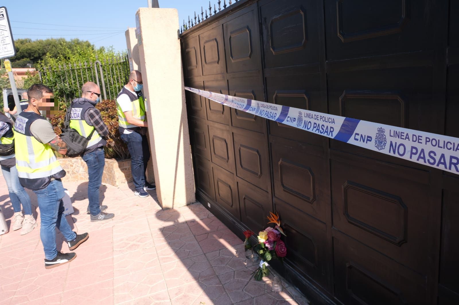 La Policía científica inspecciona la casa del crimen de Elche