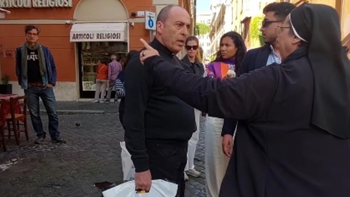 Julio Romero y sor Lucía Caram, en un momento de la discusión este jueves en la calle.