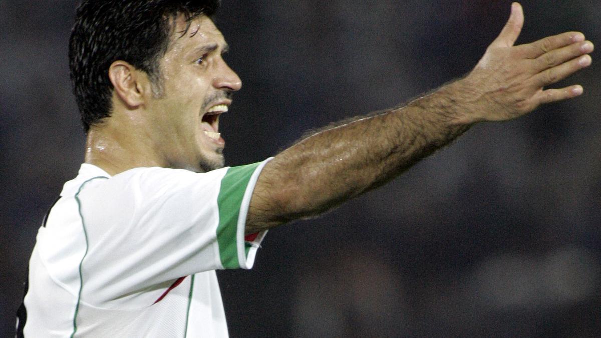 Ali Daei, en una imagen de 2005, en un partido de la selección iraní.