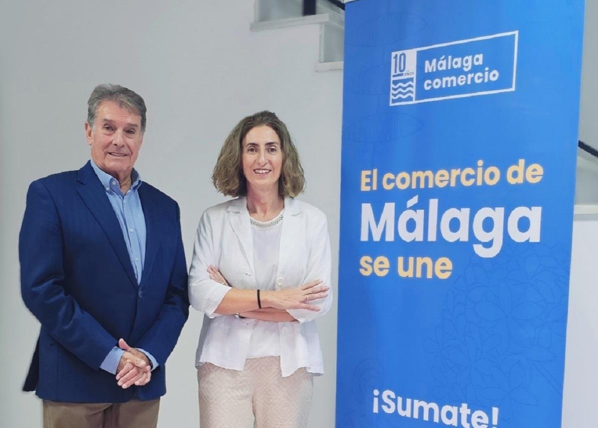 Lorena García, nueva presidente de la federación Málaga Comercio, acompañada del presidente saliente, Salvador Pérez.