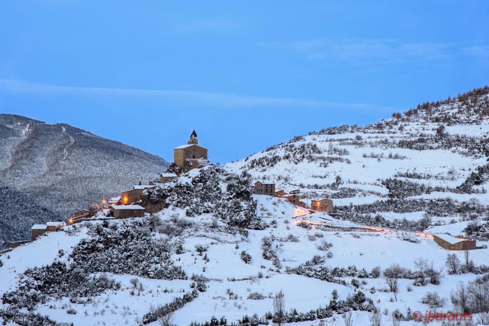 Josa del Cadí. Bonica imatge de ple hivern. Així es llevaba de bon matí aquest poblet d’alta muntanya, tot blanc, encara amb les llums enceses i un cel ben blau.