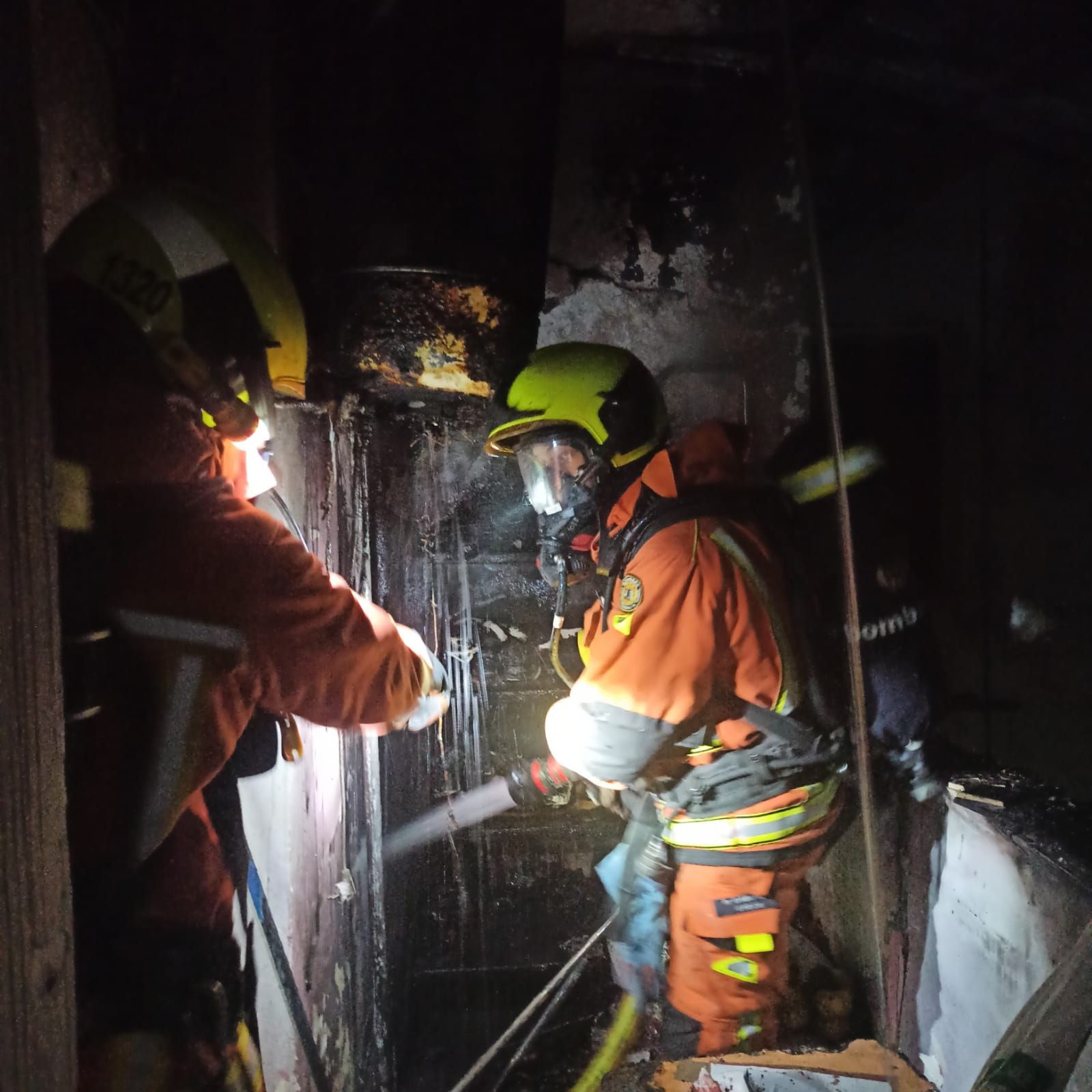 Un incendio obliga a desalojar una finca de madrugada en la calle Padre Claret de Xàtiva