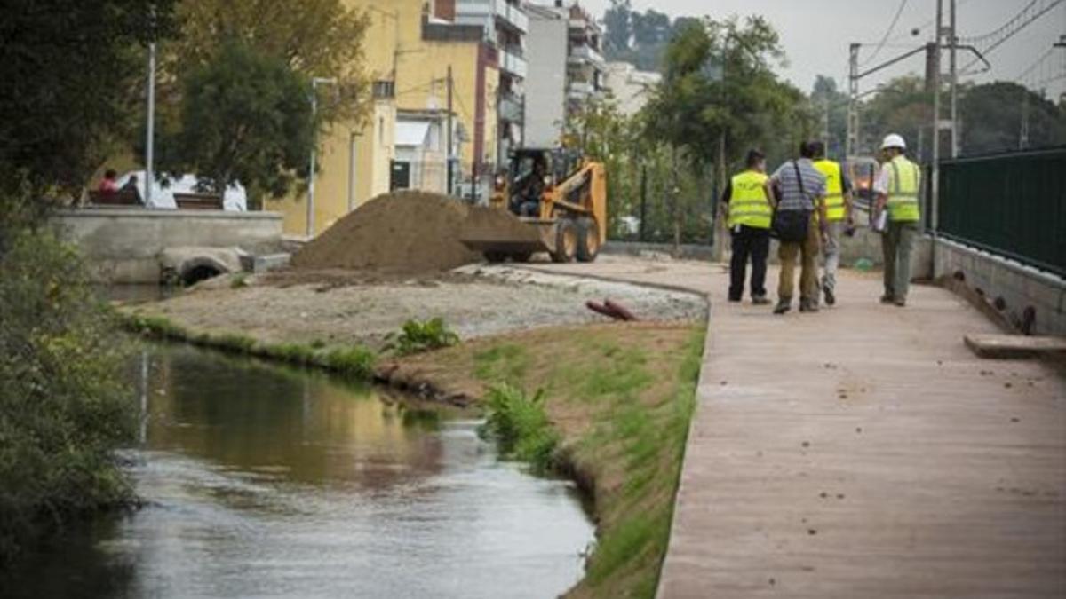 Un tramo del arreglado camino del Rec Comtal, el pasado lunes.