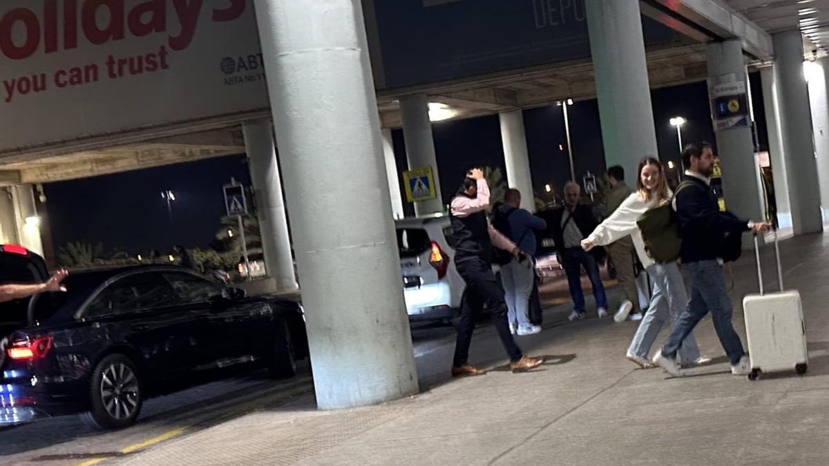 La presidenta Prohens y su marido Javier Bonet llegan al aeropuerto de Palma en un coche oficial.