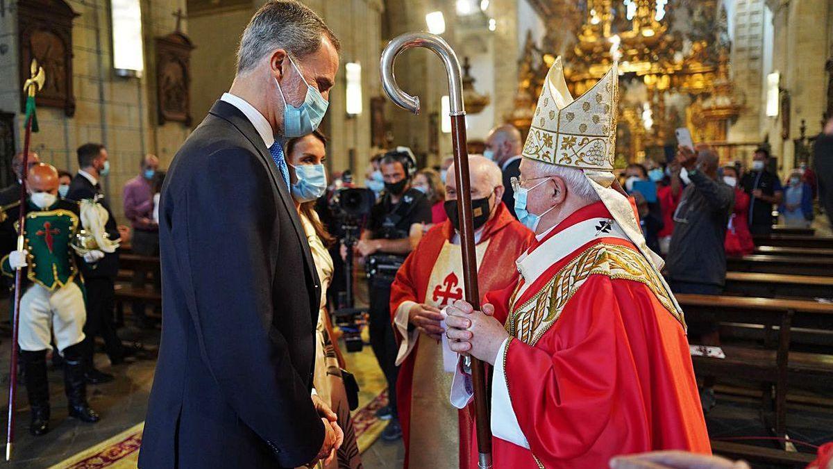 Los Reyes saludan al arzobispo de Santiago.
