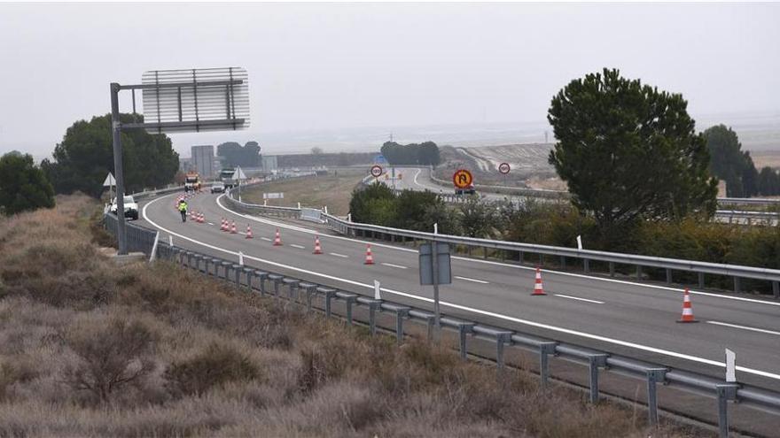 Investigado un conductor por arrojar una bolsa con 200 gramos de marihuana en la AP2