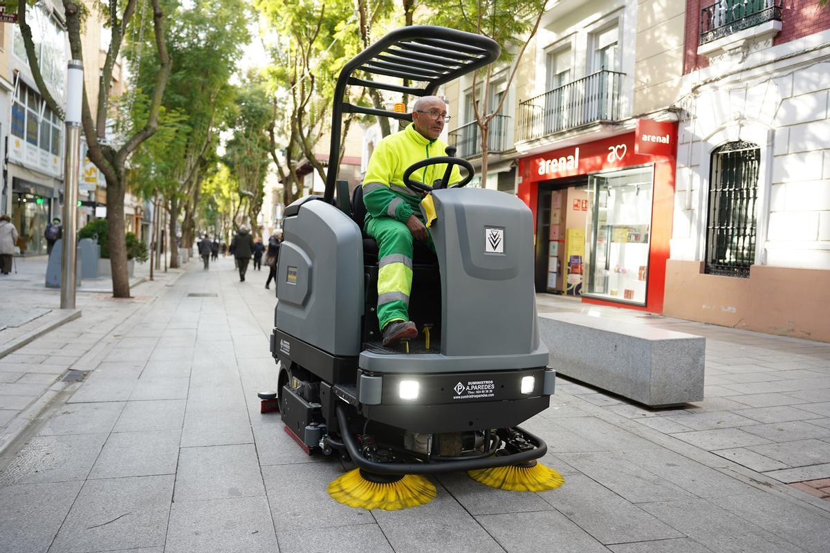 Un operario, con la nueva barredora eléctrica en la zona comercial de la localidad.