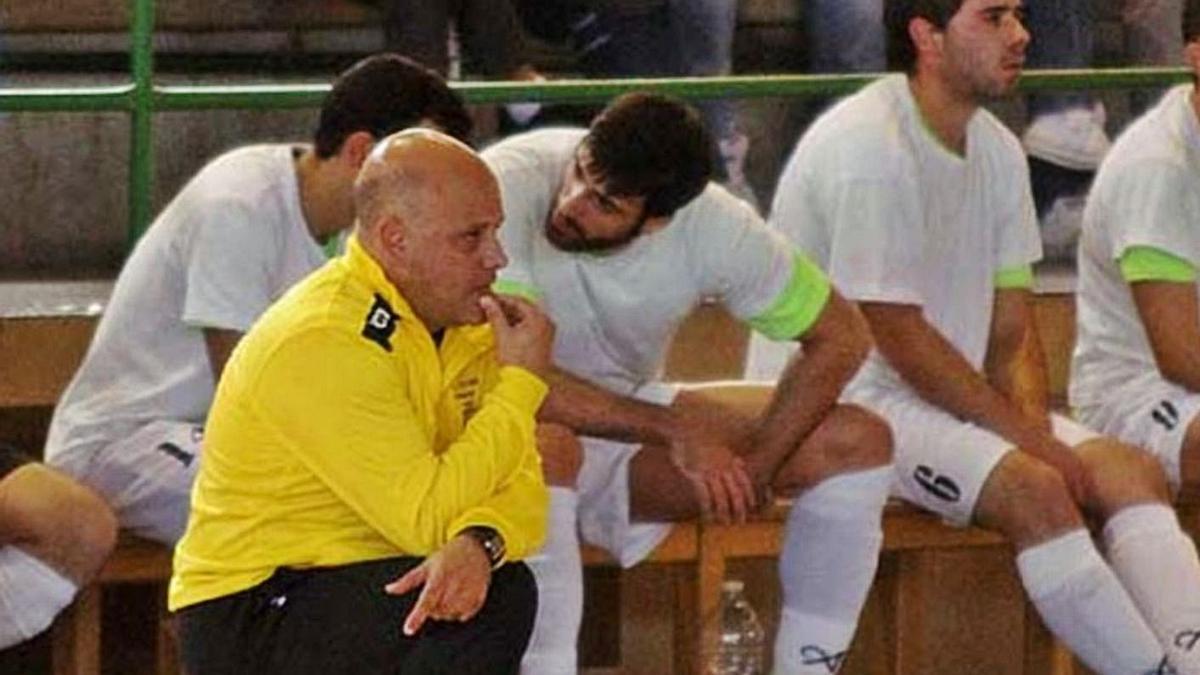 Alberto Grande, al pie del banquillo durante un partido anterior. | Cedida