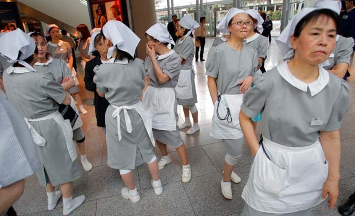 Empleades d’un hotel de Tòquio esperen al vestíbul després del terratrèmol. Empleades d’un hotel de Tòquio esperen al vestíbul després del terratrèmol.