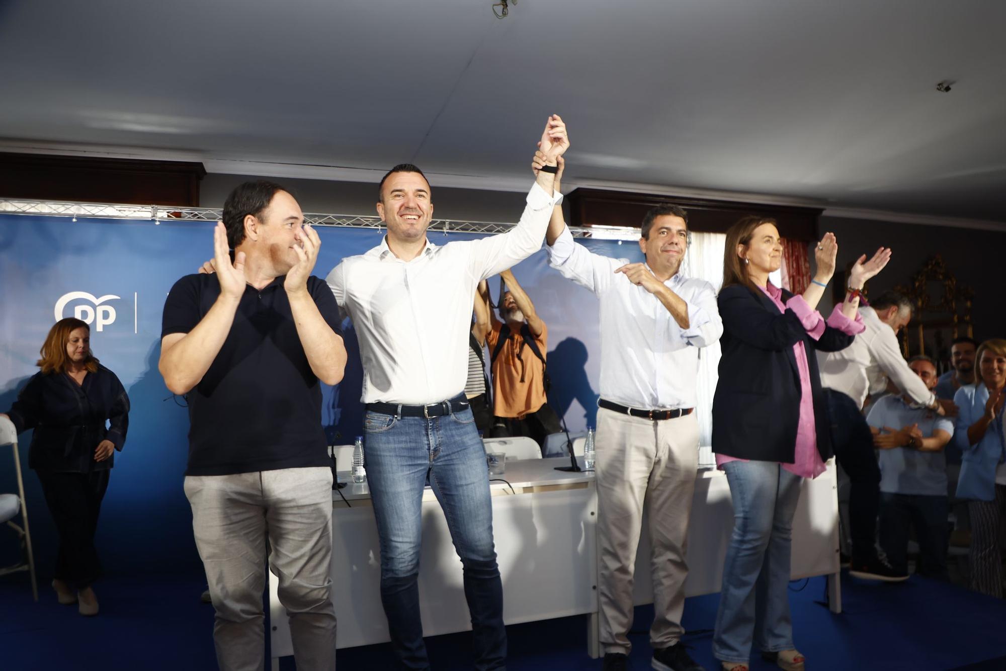 Mazón y el resto de la cúpula del PP en la junta provincial de los populares en Nàquera