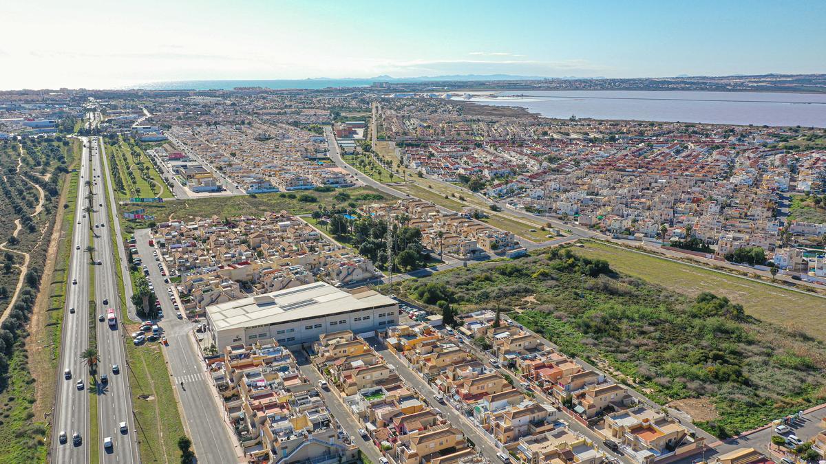 Panorámica de las áreas residenciales junto a la laguna de Torreviej a