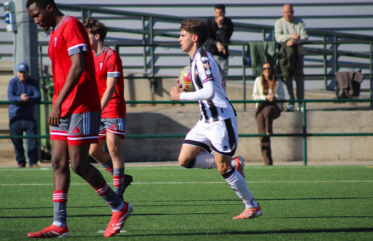 Antonio Guerra firmó el 2-2 y corre hacia el centro del campo con el balón en la mano.