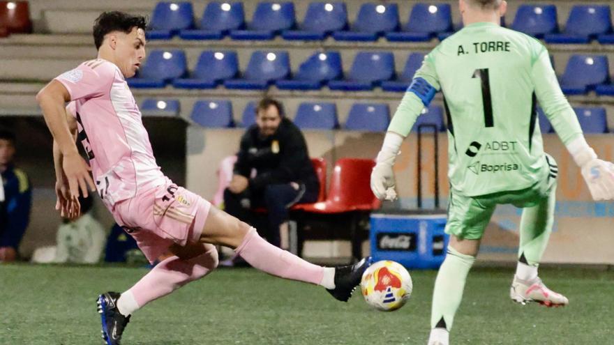 Victoria y liderato de un enorme Vetusta: dos goles de Joaquín Delgado tumban al Langreo en Ganzábal (0-2)