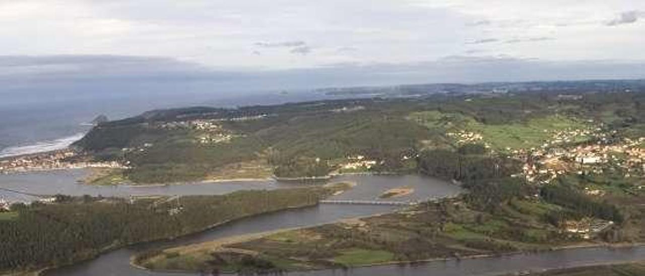 Vista de la desembocadura del río Nalón, entre Soto del Barco y Muros, desde el área de La Peñona (Pravia).