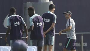 Valverde charla con Luis Suárez antes del entrenamiento