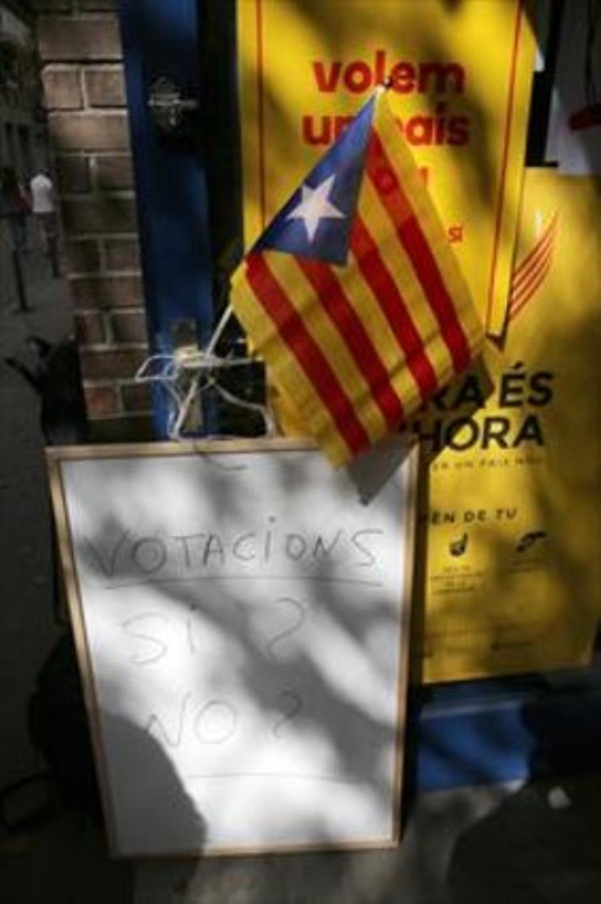 Entrada del puntde votació de l’ANC al barri de Gràciade Barcelona.