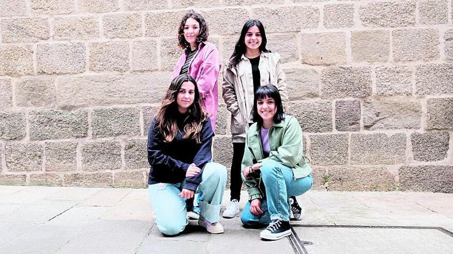 Clara Miñán y Laura Piñeiro, de pie, con Maite Martínez y Coral Piñeiro.