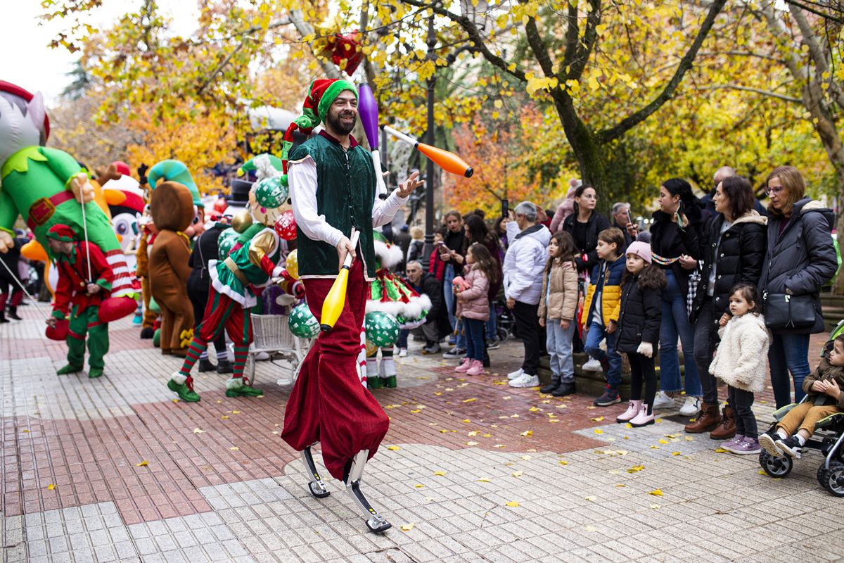 Fotogalería | Así fue el pasacalles navideño en Cáceres