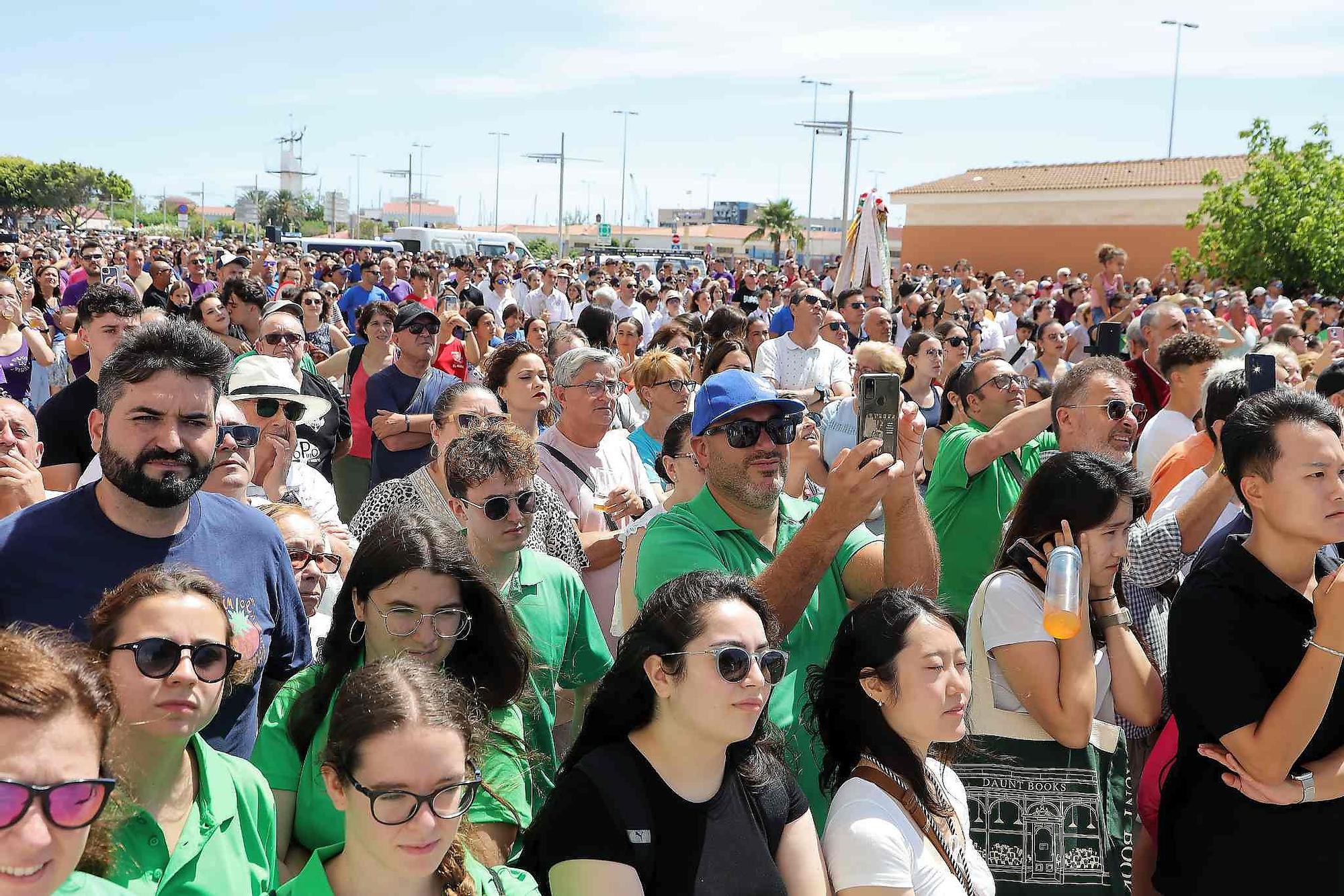 El Grau da inicio a las fiestas de Sant Pere con pólvora, bous y música