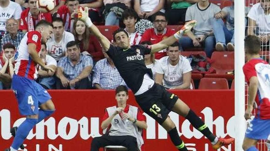 Mariño intentando alcanzar un balón en presencia de Juan Rodríguez.