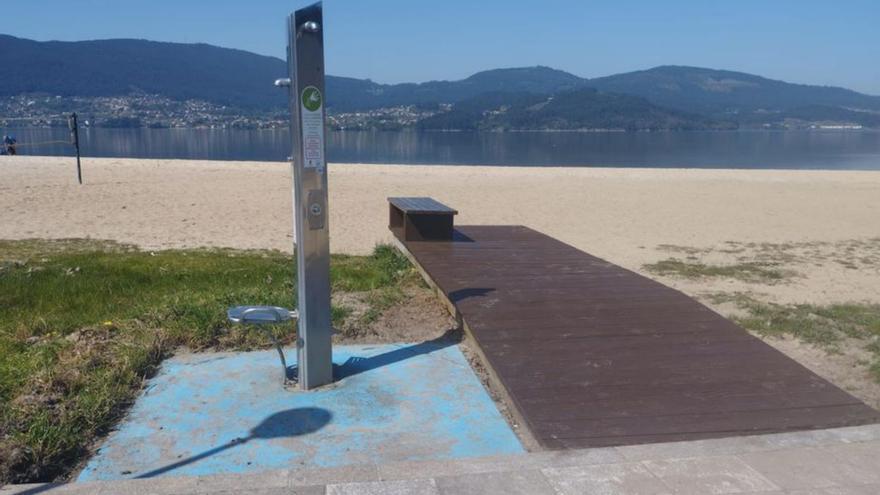 Acceso de madera renovado en la playa de Cesantes.   | // FDV