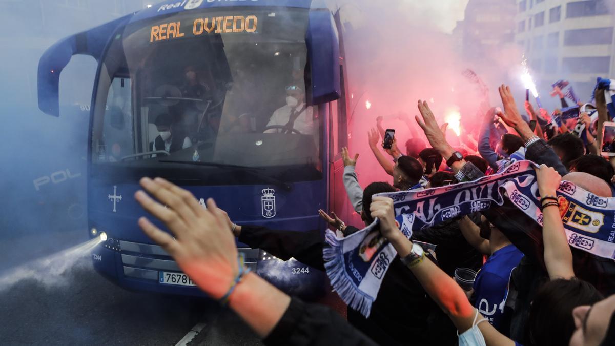 Ambiente de las aficiones en los prolegómenos del derbi