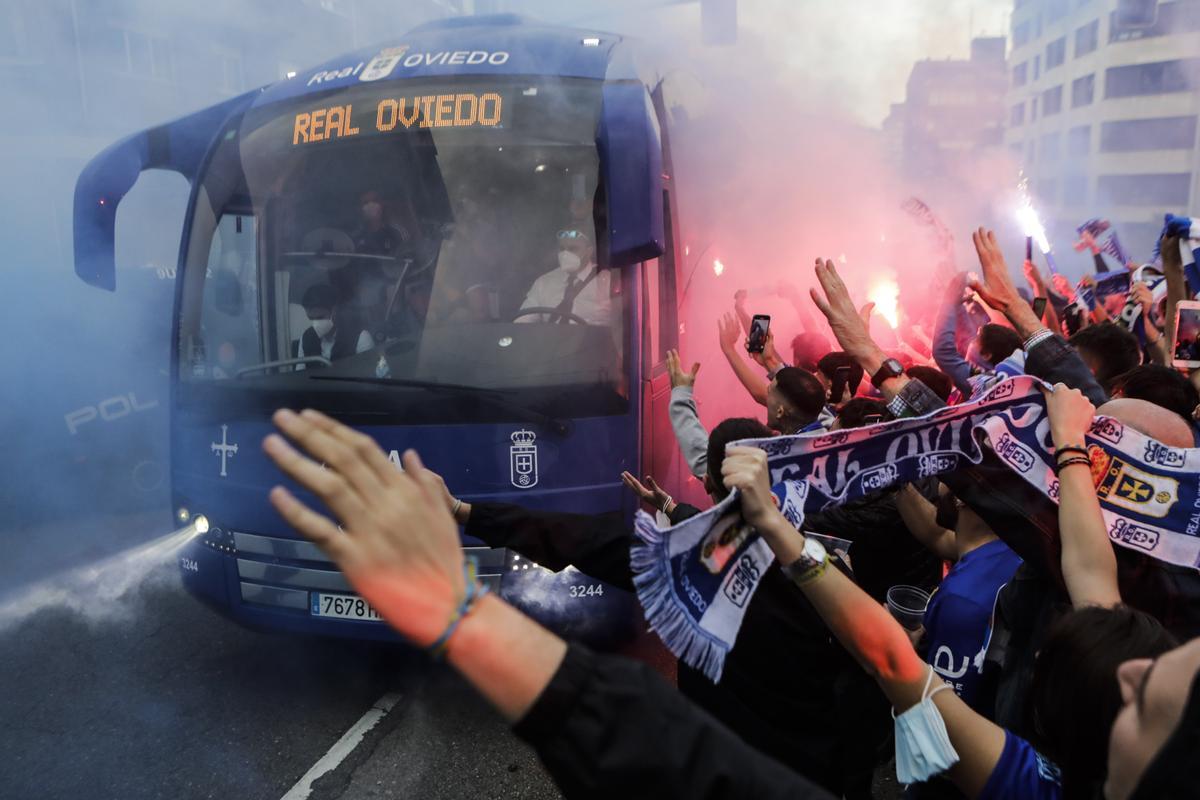 Ambiente de las aficiones en los prolegómenos del derbi