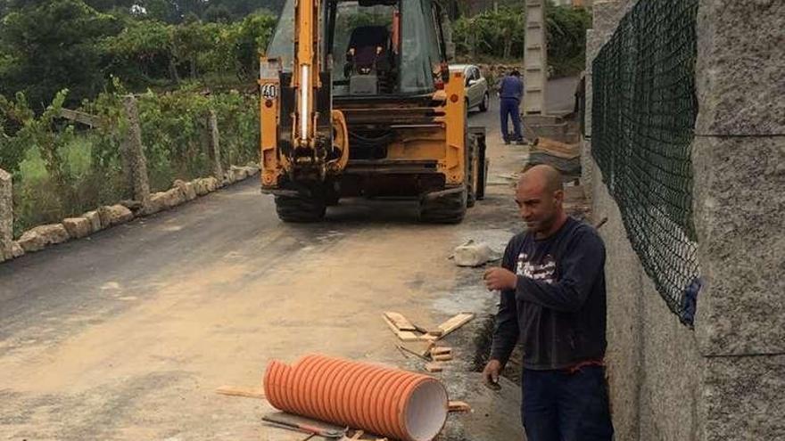 Obra en uno de los viales de Salceda de Caselas. // D. P.