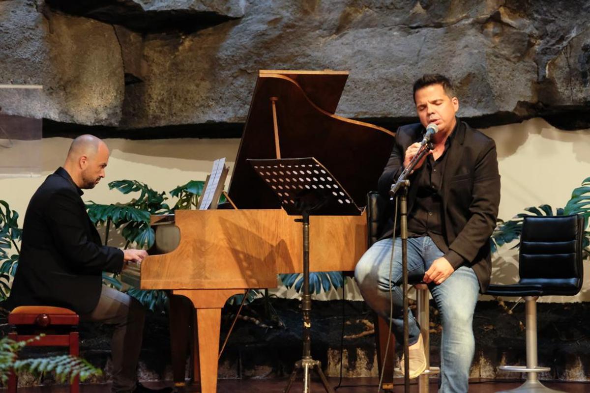 El tenor Pancho Corujo durante la actuación en el Monumento al Campesino.