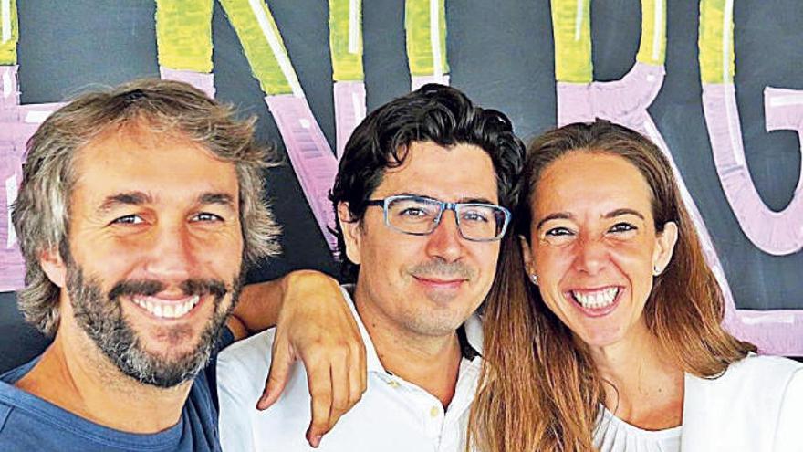 Por la izquierda Oriol Vila, Ferrán Nogué y Carlota Pi, fundadores de Holaluz.