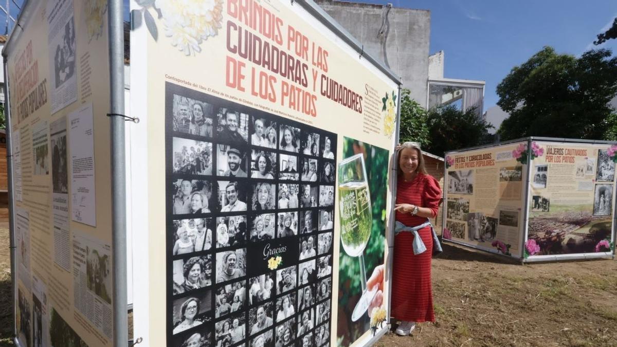 Isabel Albás, con uno de los cubos de la exposición 'Córdoba es patio'.