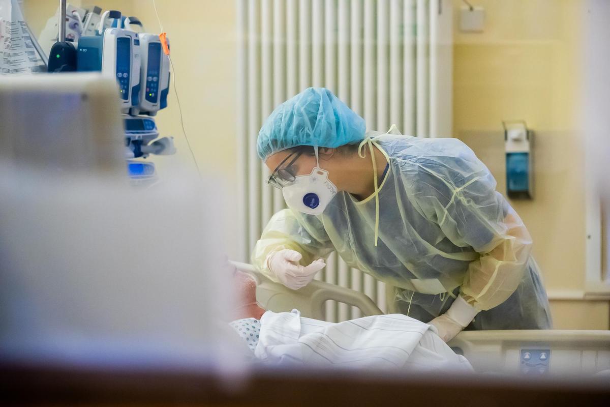 Una sanitaria atiende a un enfermo de covid en Madrid.